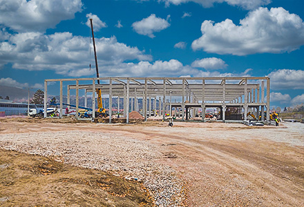 Gradilište fabrike Magna Seating u Aleksincu, sa montiranim prefabrikovanim betonskim skeletom, ilustruje stručni građevinski nadzor Oktopaza - sličica