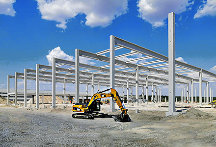 Gradilište fabrike CTP Nidec Elesysg u Novom Sadu, sa montiranim prefabrikovanim betonskim skeletom, ilustruje stručni građevinski nadzor Oktopaza - sličica