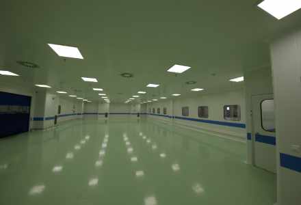 Čista soba u fabrici Fresenius Medical Care u Vršcu, gde je Oktopaz vodio stručni građevinski nadzor - sličica