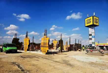 Construction of a new part of the Stop Shop shopping center for CPI Property Group and MsDonald's in Sabac, where Oktopaz manages the project - thumbnail